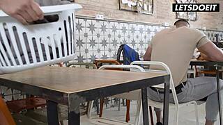 哇，Martina Smeraldi 在 Horny Hostel 被深钻到疯狂高潮！😍