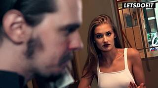 哇，完美屁股的18+少女在酒店加入我进行变态性爱！色情旅馆氛围！