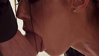 丰满棕发Sara Retali用大黑鸡巴满足湿逼