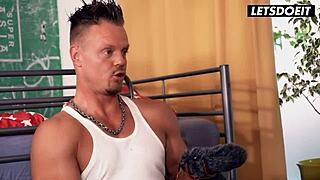 这个娇小18+ vlogger能在旅馆里承受被操吗？